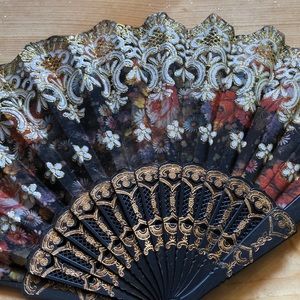 Foldable fan for woman